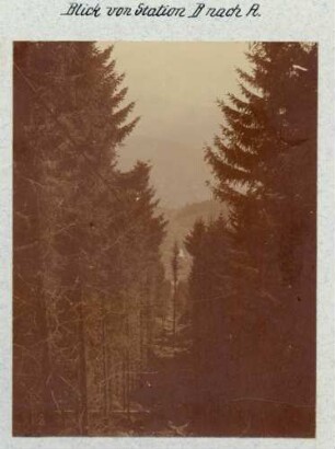 Foto mit Blick von Station B zur Station A der Drahtseilbahn bei Schnierlach (Lapoutroie)