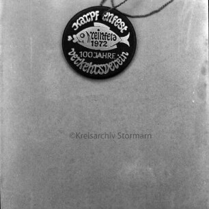 Verkehrsverein von 1872 Reinfeld e.V. [später Bürgerverein Reinfeld e.V.]: 100-jähriges Jubiläum: Plakette: zugleich zum Karpfenfest
