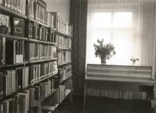 Bad Schandau. Stadtbibliothek. Innenansicht mit Bücherregalen und Katalogschrank