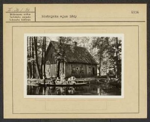 Spreewaldmotiv für Ansichtskarte: Spreewälder Dorf Lehde. Festtagstracht aus dem Spreewald und Landschaft. : Motiw za pohladnicu: Błótowska wjes Lědy. Swjedźenska drasta Błótowčankow a Błótowska krajina.