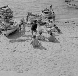 Marinella di Selinunte, Fischerboot wird auf den Strand an Land gezogen