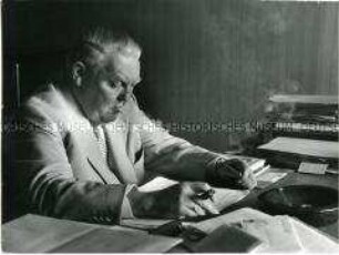 Ludwig Erhard am Schreibtisch in seinem Haus am Tegernsee