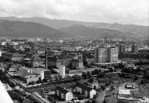 Freiburg: Gesamtansicht, Kliniken von Westen mit Stadt, Hintergrund