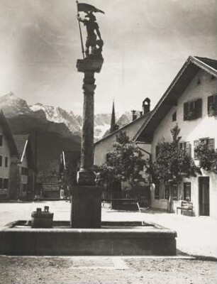 Partenkirchen. Floriansplatz mit mit dem 1899 geschaffenen St. Florian-Brunnen