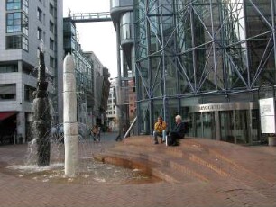 Oslo - Brunnen im Büroviertel : Brunnen im Büroviertel Aker Brygge. Aufgenommen in Oslo im September 2004