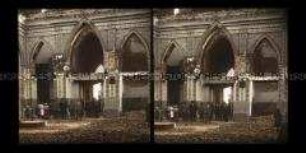 Einwohner und Soldaten in der Kirchenruine, Konstantynow Lodzki