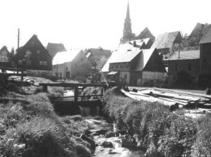 Altenberg : Altenberg, Bachstraße. Blick über das Rote Wasser (Tiefenbach) nach Nordwest zur Kirche