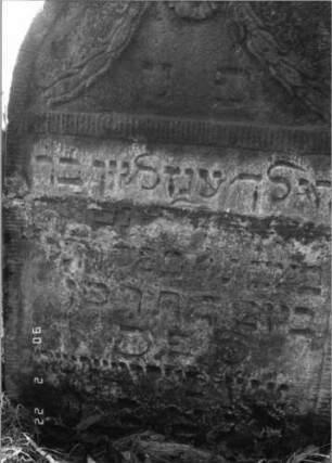 Grabstein 193 (Index: 100116360) Material: Sandstein Zustand: teilweise stark verwittert mit Textverlust Maße HxBxT: 84x56x14 cm Beschreibung: Stele mit Rundbogenabschluß, eingetieftes Schriftfeld Symbolik: Blüte, Ranken Besonderheit: Kindergrab: Grabstein 193A