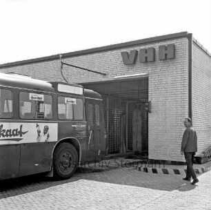 Verkehrsbetriebe Hamburg - Holstein AG (VHH): Berliner Straße: Betriebshof: Neubau: Inbetriebnahme: Waschanlage: links Bus beim Einfahren: rechts Mann