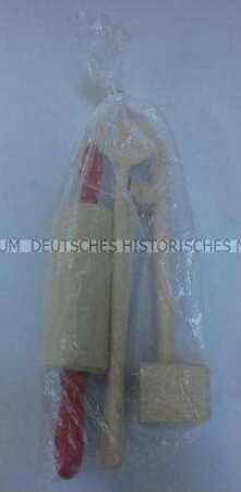 Spielzeug-Kochutensilien (Nudelrolle, Kochlöffel, Quirl, Fleischklopfer), in Verpackung