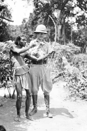 Unterricht im Steinbogenschießen (Deutsche Indien-Expedition 1926/1929 - 1. Sri Lanka)