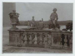 Schloss Moritzburg, Moritzburg Terrasse, Balustrade mit Puttenfiguren und Vasen: Ansicht