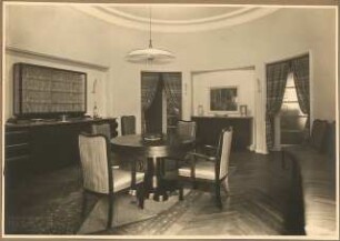 Wohnung Dr. Ostwald mit Praxisräumen. Inneneinrichtung: Speisezimmer