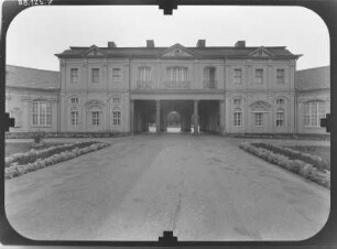 Gera-Untermhaus, Orangerieplatz 1. Orangerie (Kunstsammlung Gera, 1729-1732, 1748-1749; G. H. Krohne). Gartenseite (Teilansicht)