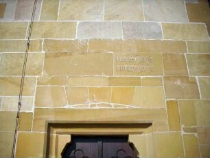 Langhaus Portal Süd mit Inschrift über Sturz mit Jahr 1400