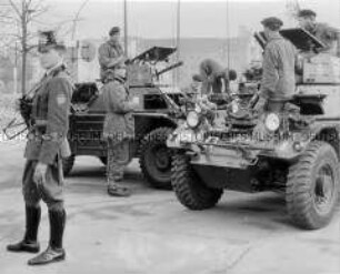 Britische Soldaten patrouillieren mit ihren Fahrzeugen entlang der Sektorengrenze am Brandenburger Tor