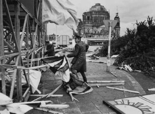 Aufräumarbeiten nach dem Unwetter (in der Bildmitte der Dom)