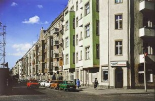 Straßenecke in Prenzlauer Berg. Farbfoto, 1970er Jahre © Kurt Schwarz.