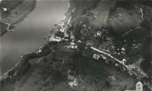 Rathen-Niederrathen. Ortsteilansicht mit Elbfähre und Schiffsanlegestelle, bergsporn der Kleinen Bastei (vorn) und Basteiweg. Luftbild-Schrägaufnahme von Südost