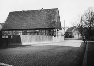 Coswig, Hauptstraße. Blick zur Scheune vom Bauernhof Starke (vor der Schule)