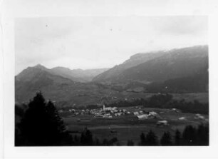 Blick auf Riezlern im Kleinwalsertal (Alpenurlaub von Theodor Blumer mit Ehefrau Hildegard Ostkamp-Blumer). Fotografie, Juli 1938
