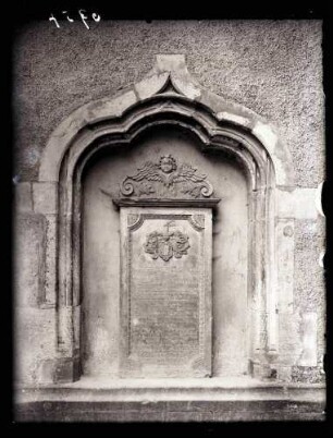 Amanduskirche; Chor aussen, Grabstein