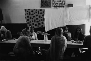 Coventry. Gruppe von Inderinnen an einem Tisch sitzend