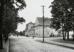 Riesenburg, Bahnhof : Riesenburg (Prabuty/Polen). Bahnhof, Empfangsgebäude. Straßenansicht