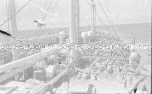 Selbstversenkung des Hochseepassagierdampfers "Columbus" am 19. Dezember 1939, Heimfahrt der älteren Besatzungsangehörigen (54-60 Jahre) vom Internierungslager auf Angel Island, Kalifornien, auf dem italienischen Dampfer "Fella", mit Holzstämmen voll beladenes Vorderdeck