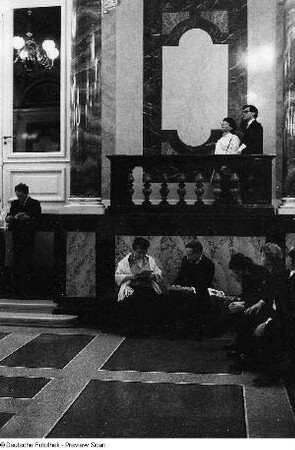 Opernhaus. Besucher im Vestibül
