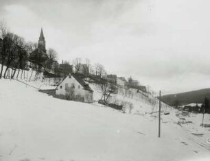 Johanngeorgenstadt, Ansicht des Ortskerns mit Stadtkirche aus dem Tal des Jugelbaches bei Unterjugel von Südsüdost