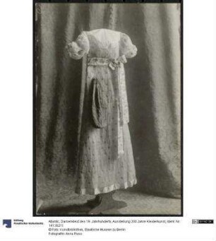 Damenkleid des 19. Jahrhunderts, Ausstellung 200 Jahre Kleiderkunst