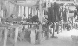 Selbstversenkung des Hochseepassagierdampfers "Columbus" am 19. Dezember 1939, Besatzungsangehörige im Internierungslager auf Ellis Island, auf einfachen Holzpritschen liegend