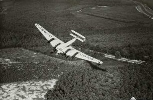 Viermotoriges Verkehrsflugzeug Junkers G38 im Flug über der Dresdner Heide und der Königsbrücker Straße von Südwesten