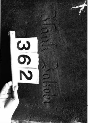 Grabstein 362 (Index: 99803571) Material: Sandstein Zustand: unten abgeblättert/Textverlust Maße HxBxT: 118x57x11 cm Beschreibung: Stele mit verdachtem Rundbogen, profilierter Rand, Giebelfeld Symbolik: Stern: Grabstein 362 (Detailaufnahme)