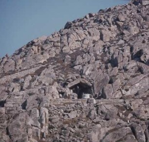 Delos. Blick zur Kulthöhle