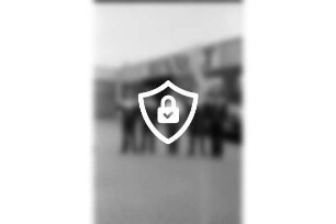 Renault-Autohaus Frenkler: Firmenhof: Werkstatt-Team, Gruppenfoto: Auszubildender [Name maskiert] Geselle [Name maskiert] Inhaber Kfz-Meister [Name maskiert] Kfz-Meister [Name maskiert] Geselle [Name maskiert] hinten Werkstatthalle, an Fassade Markenname, Werbeplakate Renault, Werbefahne, Pkw