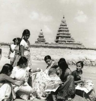 Indien. Indische Studentinnen bei Mahabalipuram