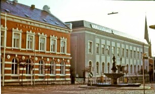 Marktplatz: links Stadthaus, rechts Post, im Vordergrund Gänseliesel-Brunnen