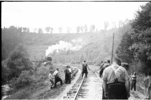 Lok 16, Arbeitszug bei Trillfingen, Schwellenladen, Gleiswerker der Rotte Stetten bei Haigerloch, die zuständig war für die Strecke Rangendingen - Eyach