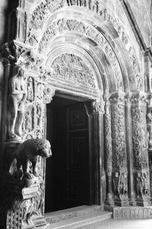 Trogir: Hauptportal der Kathedrale mit venezianischem Löwen
