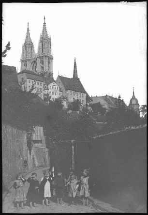 Meißen. Leinewebergasse mit Dom und Kurien