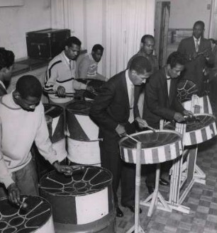 The Kings of the Caribbean: Tonnen in verschiedenen Größen, alle mit Feldereinteilung.