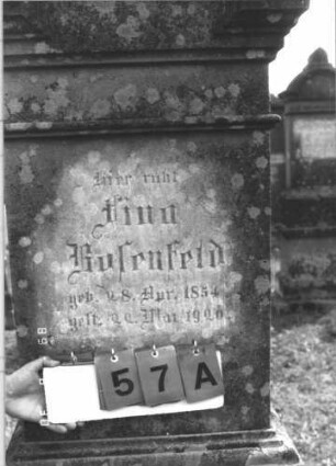 Grabstein 57 (Index: 99609693) Material: Sandstein Zustand: Schriftplatte vermutlich Ersatz Maße HxBxT: 207x64x28 cm Beschreibung: Stele, Abdeckplatte, Aufsatz mit eingezogenem Rundbogenabschluß, im Bogen Muschelwerk, Verdachung, Mittelerhöhung, Aufsatz fehlt, rechteckige Schriftplatte eingelassen, getreppter Sockel, unten Rusticaimitat Besonderheit: Schriftplatte vermutlich ersetzt: Grabstein 57A