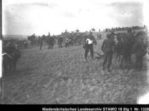 Manöver des 10. Armee-Korps Enthält: Platte 5, Soldaten an Geschützen, dazwischen: Zuschauer