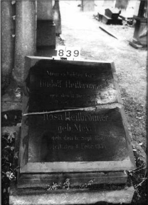 Grabstein 839 (Index: 99630341) Material: geschliffener Granit Zustand: gebrochen und repariert Maße HxBxT: 65x70x70 cm Beschreibung: Pultstele auf Sockel: Grabstein 839