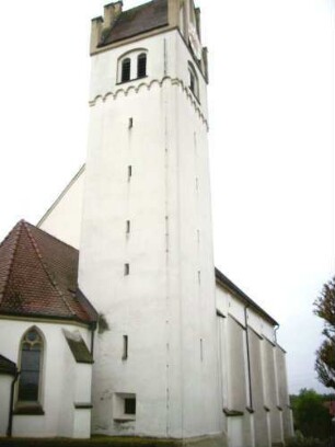 Ansicht von Ostnordosten-Kirchturm (in den Mittelgeschossen Schlitzfenster) in Übersicht-Glockenstube im 18 Jh erneuert