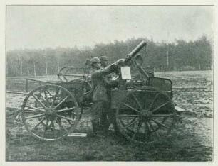 Foto eines Maschinengewehr-Wagens 08 beim Beschuss von Luftzielen (Druck)