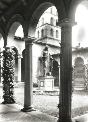 Im Arkadenhof zur Friedenskirche im Park Sansscouci : Potsdam. Friedenskirche. Blick ins Atrium zum Brunnen mit segnendem Christus (Galvanplastik nach B. Thorvaldsen)