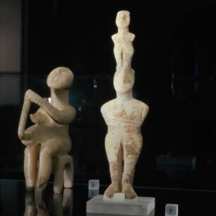Karlsruhe, Badisches Landesmuseum, Nr. 255 Harfenspieler und Nr. 257 Doppelidol. Von Paros. Frühkykladisch II. Spedos-Art. Marmor, Höhe 21,6cm